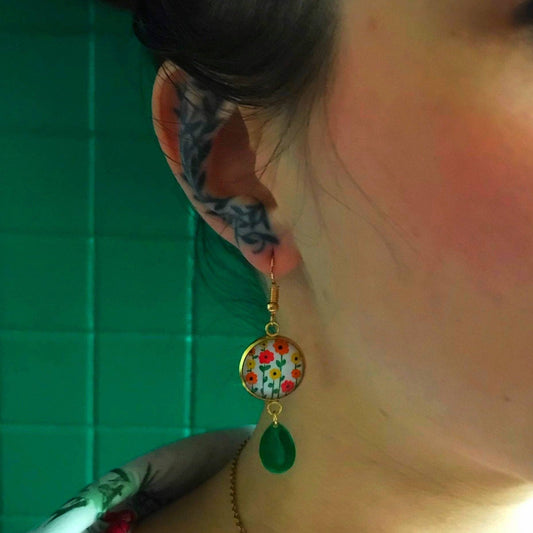 Dans l’air du temps bijoux Ohrhänger Silber – Florale Frische mit grünem Tropfen