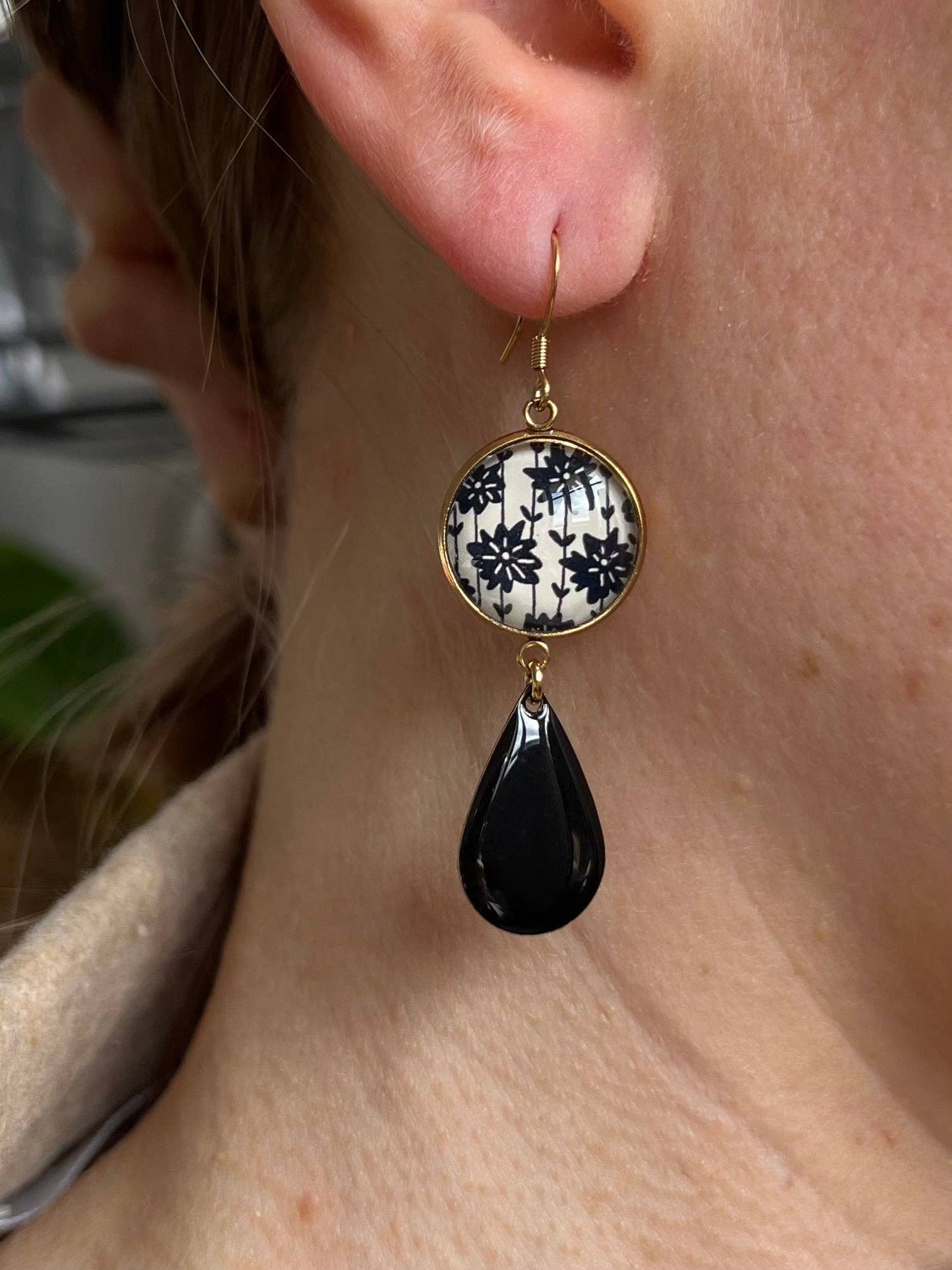 SCHMUCK Ohrringe hängende schwarze und weiße Blumen, schwarzer Emaille, goldene oder silberne Ausführung: Silber