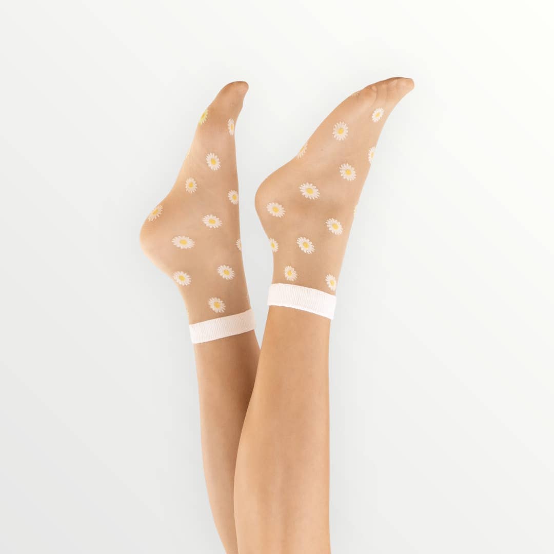 Sockette: Agathe – Gänseblümchen-Socken, bestickter Nude-Schleier