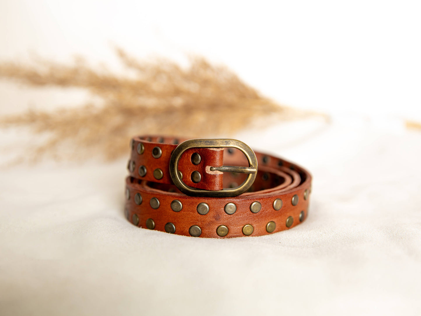 Lula Natura-BRAUNER LEDERGÜRTEL MIT KLEINEN NIETEN, handgearbeitet