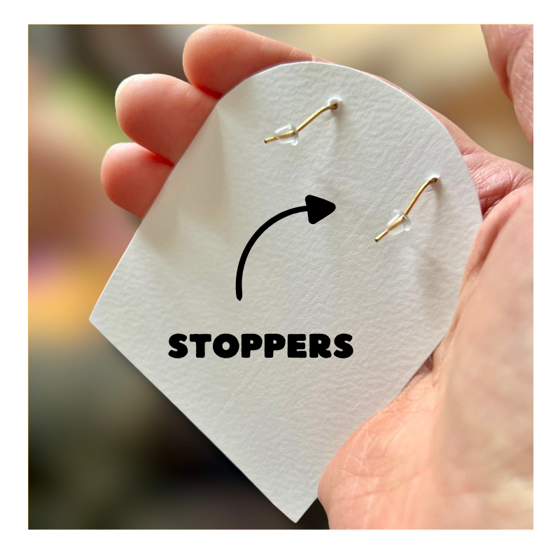 Rosa und rote Blumen-Creolen auf schwarzem Hintergrund mit goldener oder silberner Oberfläche: Silber