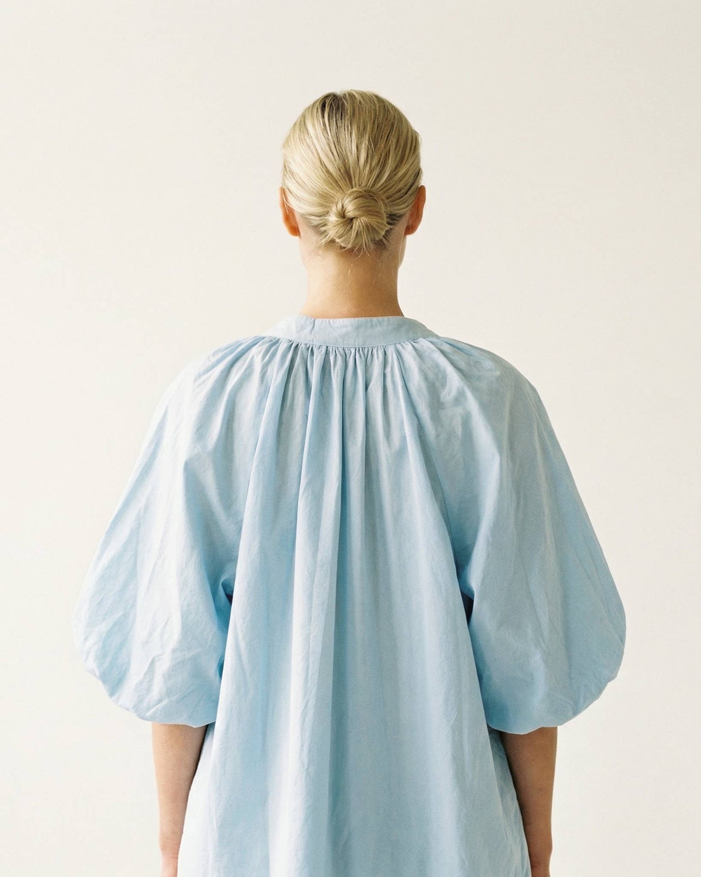 Bluse mit unterlegten Ärmeln// in creme und dunkelblau