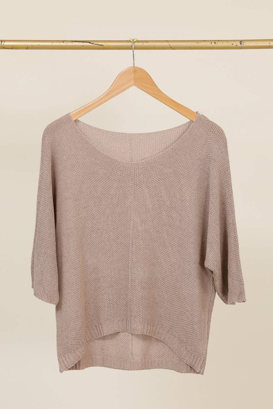	„Beiger Oversize-Damenpullover mit 3/4-Ärmeln und längerem Rückenteil.“